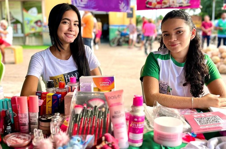 Feira de Conhecimento destaca projetos desenvolvidos por estudantes das escolas estaduais.