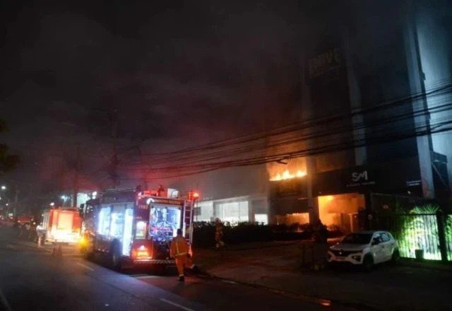 Incêndio atinge prédio comercial e deixa duas pessoas atendidas em BH
