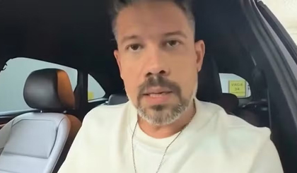 Jornalista Phelipe Siani tem celular roubado após carro ser atacado em SP (Foto: Reprodução) Jornalista Phelipe Siani tem celular roubado após carro ser atacado em SP (Foto: Reprodução)