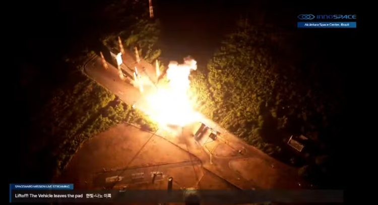 Lançamento de foguete no Brasil é marcado por explosão após decolagem.