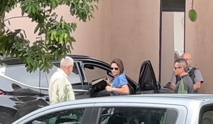Michelle e Laura visitam Bolsonaro na PF em dia autorizado, sem falar com a imprensa (Foto: Reprodução) Michelle e Laura visitam Bolsonaro na PF em dia autorizado, sem falar com a imprensa (Foto: Reprodução)