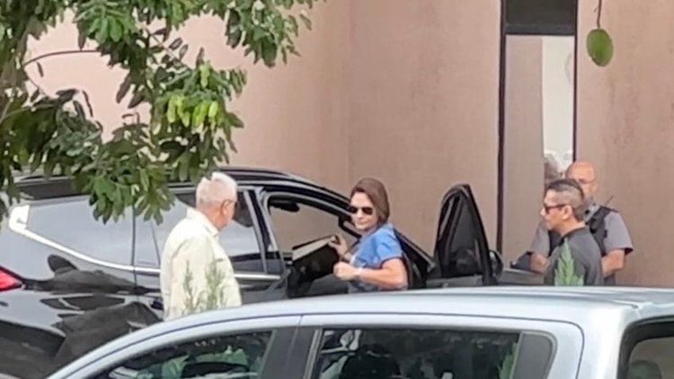 Michelle e Laura visitam Bolsonaro na PF em dia autorizado, sem falar com a imprensa