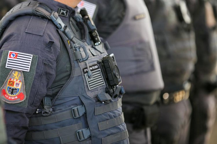 Mulher em surto causa explosão em residência e fere policiais e bombeiros.