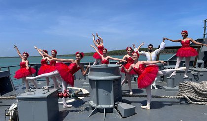 Navio-patrulha atracado no Porto Piauí recebe apresentação de bailarinos do Sesc Caixeiral. (Foto: Divulgação/Governo do Piauí) Navio-patrulha atracado no Porto Piauí recebe apresentação de bailarinos do Sesc Caixeiral. (Foto: Divulgação/Governo do Piauí)