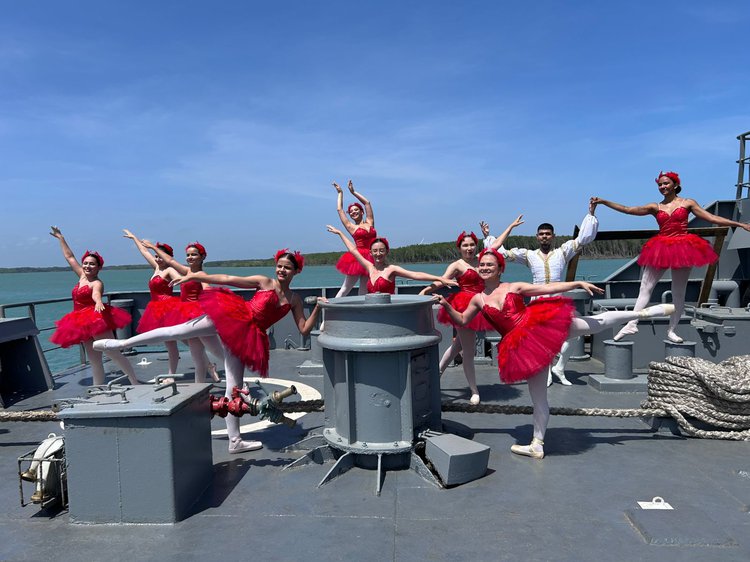 Navio-patrulha atracado no Porto Piauí recebe apresentação de bailarinos do Sesc Caixeiral.
