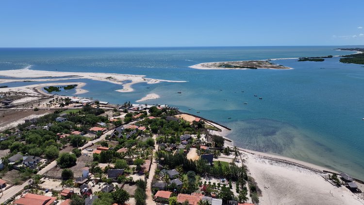 O empreendimento homenageia a revoada dos guarás-vermelhos, espetáculo natural do Delta do Parnaíba que colore o céu ao entardecer e atrai turistas do mundo todo.