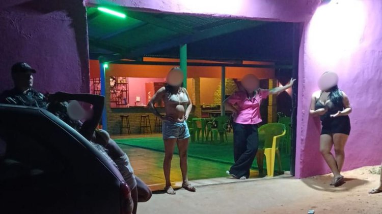 Polícia flagra adolescente de 15 anos em casa de show sendo explorada sexualmente.