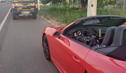 Porsche é abordado em Floriano por alta velocidade e polícia encontra arma no veículo. (Foto: Reprodução)
