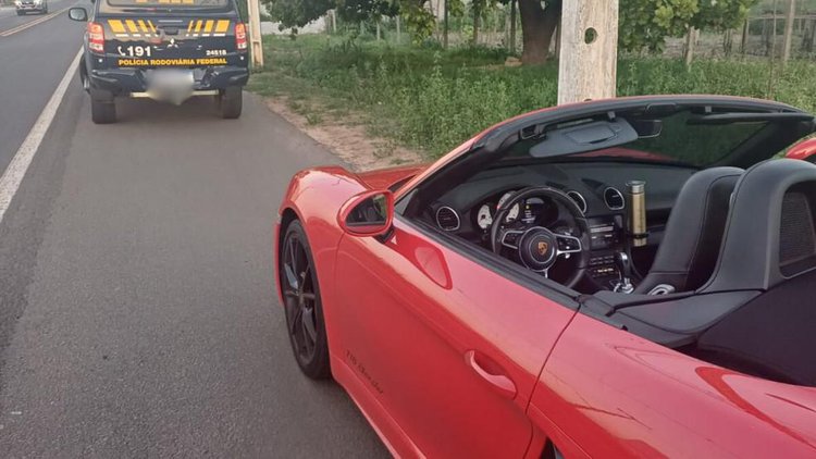 Porsche é abordado em Floriano por alta velocidade e polícia encontra arma no veículo.