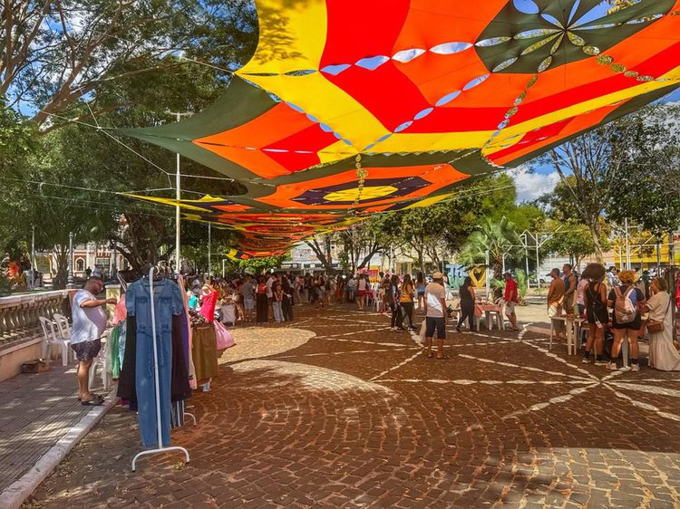 Prévias de Carnaval revivem escolas de samba em Teresina.