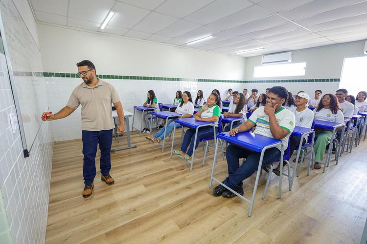 Seduc-PI abre 4 mil vagas para professores com salários atrativos.