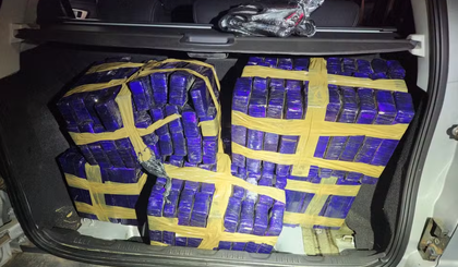 A mulher informou que carregava os tijolos de maconha e que receberia R$ 5 mil pelo transporte da droga. (Foto: Divulgação/Polícia Rodoviária) A mulher informou que carregava os tijolos de maconha e que receberia R$ 5 mil pelo transporte da droga. (Foto: Divulgação/Polícia Rodoviária)