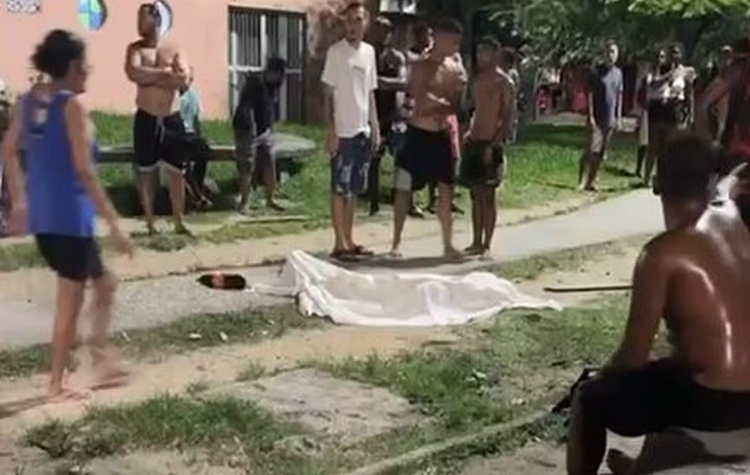 Adolescente de 17 anos é morto a tiros em Bangu ao sair para comprar refrigerante.