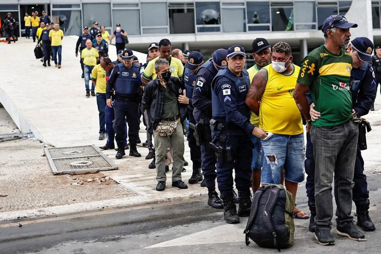Além dos danos materiais provocados pela depredação das sedes dos Poderes.