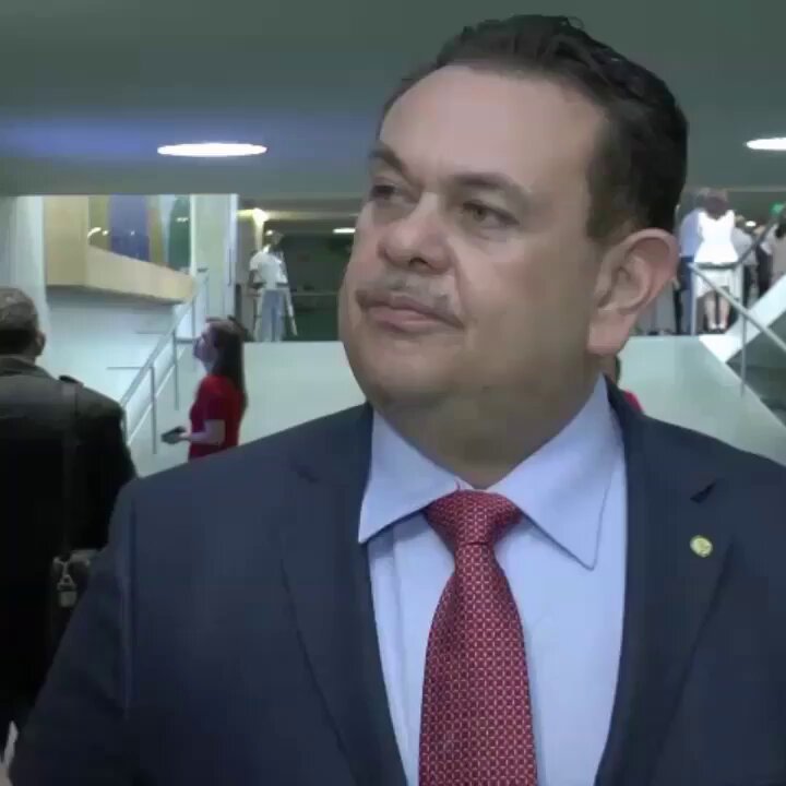 Apresentador Silas Freire