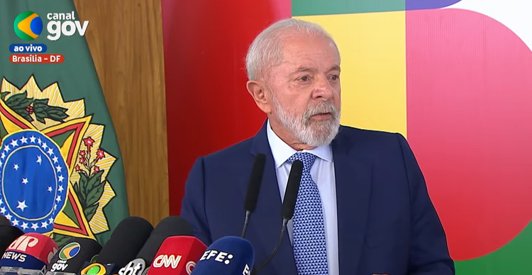 Aprovação de Lula recua a 42% e reprovação atinge 55%, aponta Paraná Pesquisas