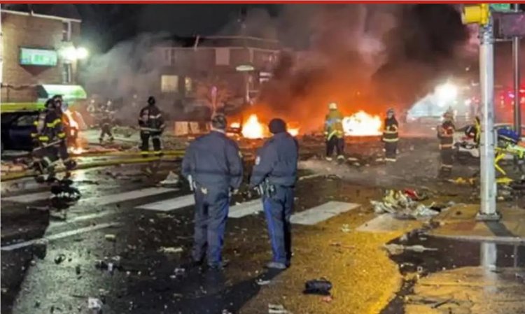 Avião médico cai e explode na Filadélfia, matando seis pessoas, incluindo uma criança.