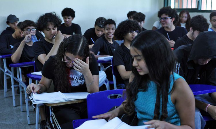 Brasília (DF), 13/02/2025 - Programa Pé de Meia. Alunos durante aula na escola Setor Oeste.