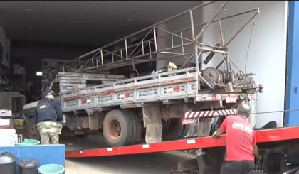 Caminhão desgovernado invade loja e passageiro fica ferido após pular do veículo em movimento. (Foto: Reprodução/TV Clube)