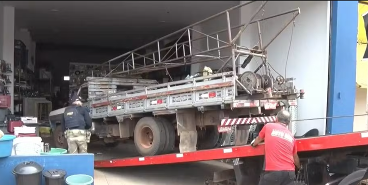 Caminhão desgovernado invade loja e passageiro fica ferido após pular do veículo em movimento.