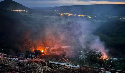 Caminhão pegou fogo na BR-316, em Picos, após acidente. (Foto: Divulgação/PRF)