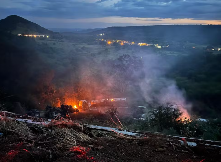 Caminhão pegou fogo na BR-316, em Picos, após acidente.