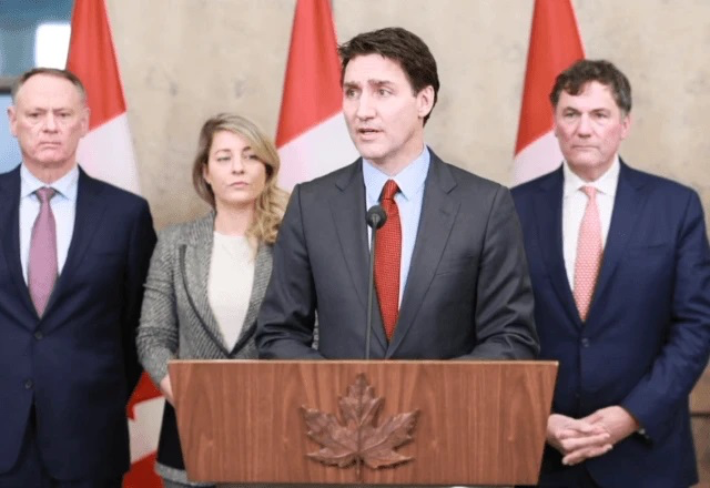 Canadá anuncia tarifas de 25% sobre produtos dos EUA em resposta a Trump.