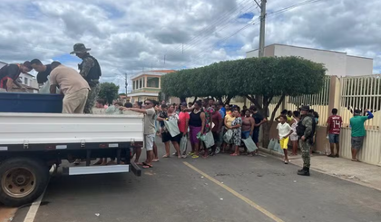 Carga apreendida foi doada para famílias cadastradas pela Secretaria de Assistência Social. (Foto: Divulgação/SSP)