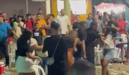 Confusão em festa em Jerumenha deixa dois irmãos detidos; um se joga de viatura (Foto: Reprodução) Confusão em festa em Jerumenha deixa dois irmãos detidos; um se joga de viatura (Foto: Reprodução)