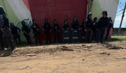 Criança estava trancada em um alçapão com tampa de concreto e caixas de cerveja em cima. (Foto: Brigada Militar do RS) Criança estava trancada em um alçapão com tampa de concreto e caixas de cerveja em cima. (Foto: Brigada Militar do RS)
