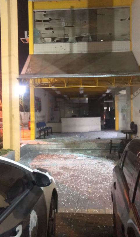 Delegacia ficou destruída após tentativa de invasão.