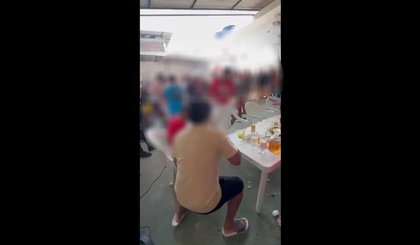 Em festa clandestina, detentos dançam e consomem bebida alcoólica. (Foto: Reprodução) Em festa clandestina, detentos dançam e consomem bebida alcoólica. (Foto: Reprodução)