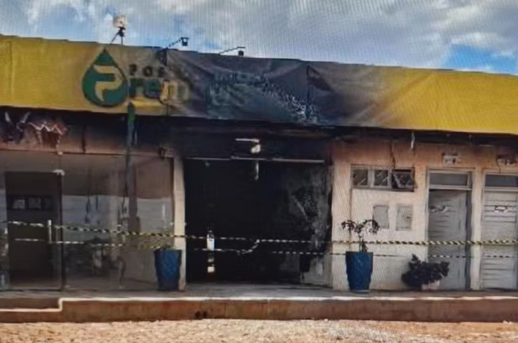 Ex-gerente é suspeito de ser o responsável por incêndio que atingiu estabelecimento.