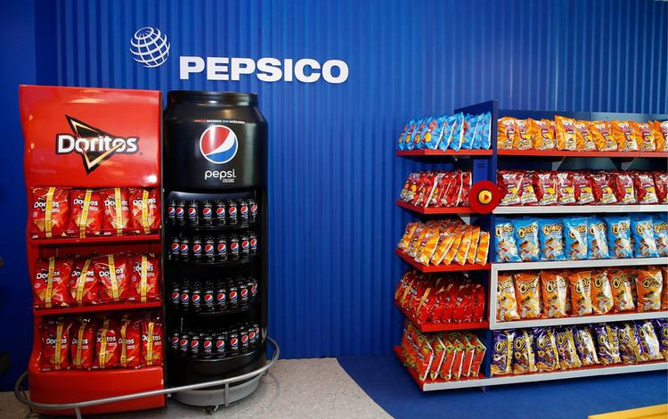 Expositor da Pepsi, com latas de Pepsi, biscoito Doritos, Cheetos e Ruffles