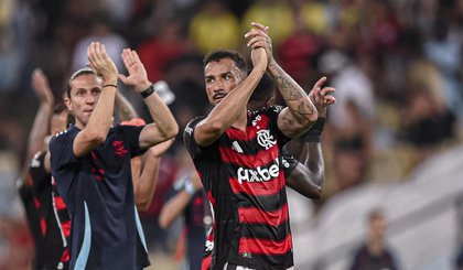 Filipe Luís e Danilo aplaudem a torcida após a vitória do Flamengo (Foto: Gilvan de Souza & Paula Reis / CRF) Filipe Luís e Danilo aplaudem a torcida após a vitória do Flamengo (Foto: Gilvan de Souza & Paula Reis / CRF)