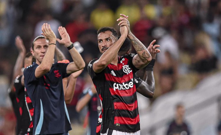 Filipe Luís e Danilo aplaudem a torcida após a vitória do Flamengo
