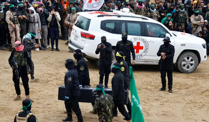 Hamas entrega corpos de bebê, criança, mãe e idoso em caixões pretos para Israel. (Foto: REUTERS/Hatem Khaled)