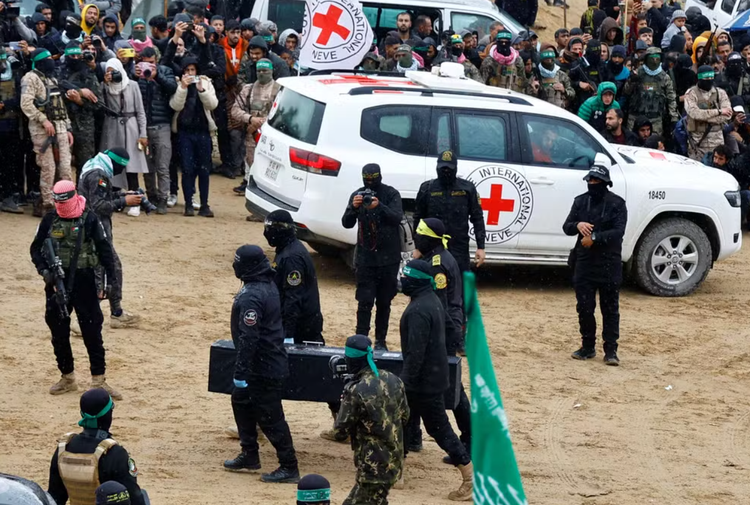 Hamas entrega corpos de bebê, criança, mãe e idoso em caixões pretos para Israel.