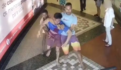 Homem é agredido, retirado à força de shopping e morto a tiros em Fortaleza (Foto: Reprodução) Homem é agredido, retirado à força de shopping e morto a tiros em Fortaleza (Foto: Reprodução)