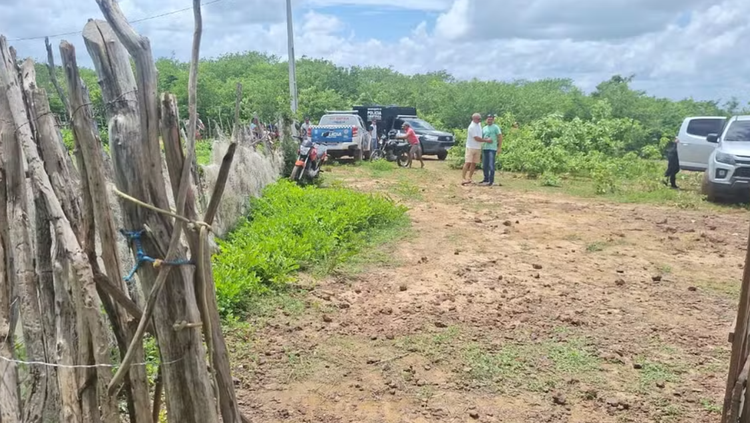 Homem é encontrado enterrado em matagal e polícia suspeita que seja pescador desaparecido.