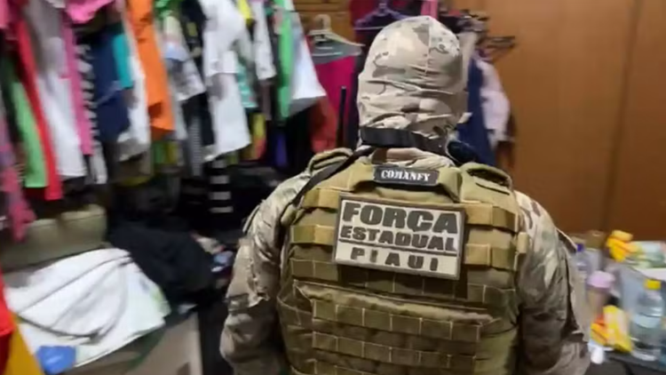 Homem é preso suspeito de disparar arma de fogo para ameaçar vizinhos na Zona Leste de Teresina.