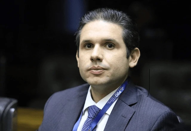 Hugo Motta (Republicanos-PB) é eleito presidente da Câmara com 444 votos.