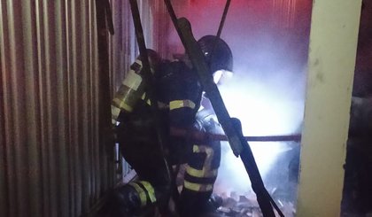 Incêndio destrói residência em Teresina e causa a morte de um cachorro (Foto: Reprodução) Incêndio destrói residência em Teresina e causa a morte de um cachorro (Foto: Reprodução)