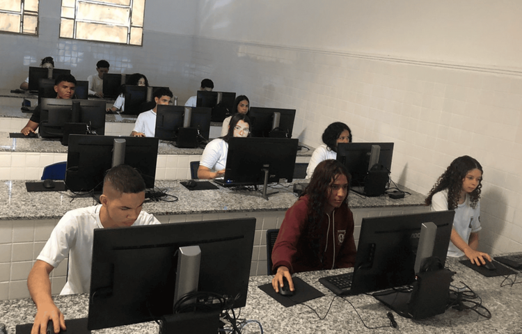 Mais de 22 mil estudantes da rede estadual avançam na Olimpíada Nacional de Inteligência Artificial.