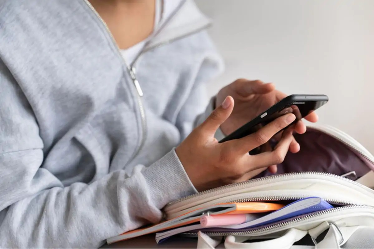 MEC lança guias para uso consciente de celulares em escolas do país.