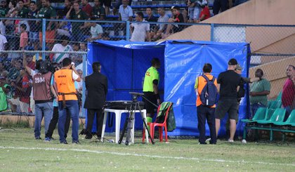 Momento da checagem do VAR para confirmar a expulsão do zagueiro do Altos, Leandro Amorim. (Foto: Edmilson Junior / ge) Momento da checagem do VAR para confirmar a expulsão do zagueiro do Altos, Leandro Amorim. (Foto: Edmilson Junior / ge)