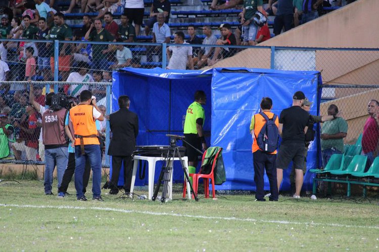Momento da checagem do VAR para confirmar a expulsão do zagueiro do Altos, Leandro Amorim.