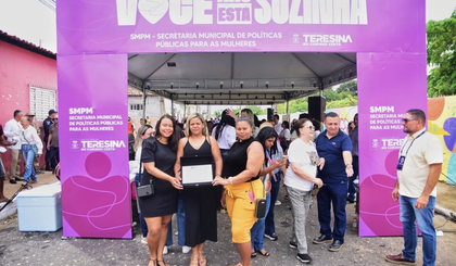O prefeito de Teresina entregou placa de reconhecimento e prometeu apoio às trabalhadoras (Foto: Reprodução | PMT Silvio Mendes) O prefeito de Teresina entregou placa de reconhecimento e prometeu apoio às trabalhadoras (Foto: Reprodução | PMT Silvio Mendes)