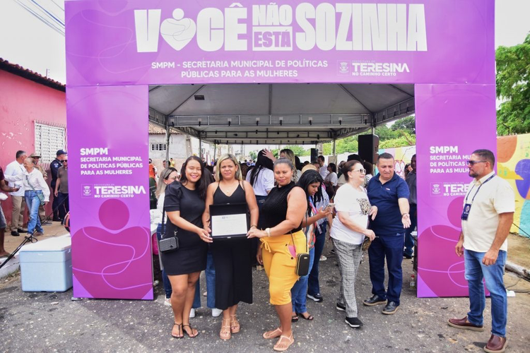 O prefeito de Teresina entregou placa de reconhecimento e prometeu apoio às trabalhadoras