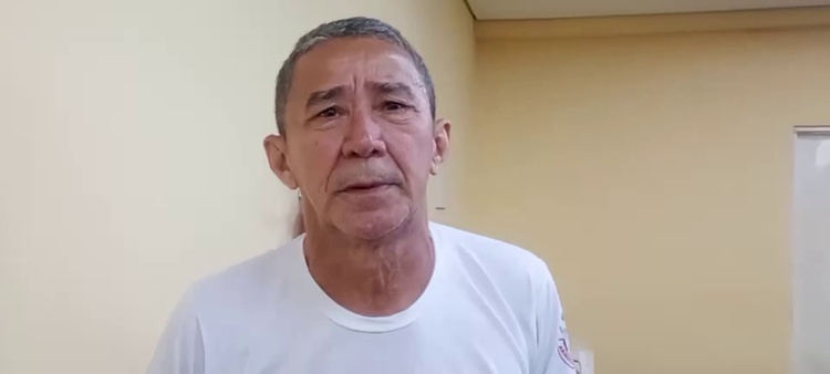 O presidente da escola, Frederico Santos, o Fefê Arrocha um, aperto outro